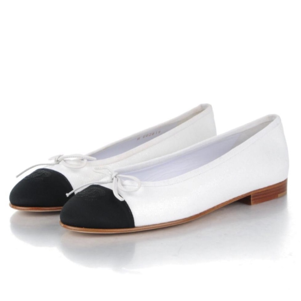 Chanel back and white classic ballet flat